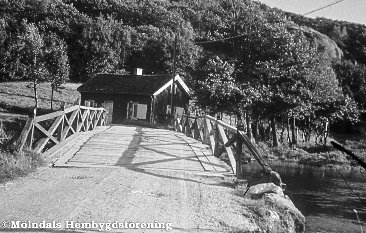Gunnebobro och brostugan i Gunnebo, östra Mölndal. Fotografi taget på 1960-talet. Bron går över den del av Ståloppet som längre tillbaka i tiden benämndes Gunneboån.