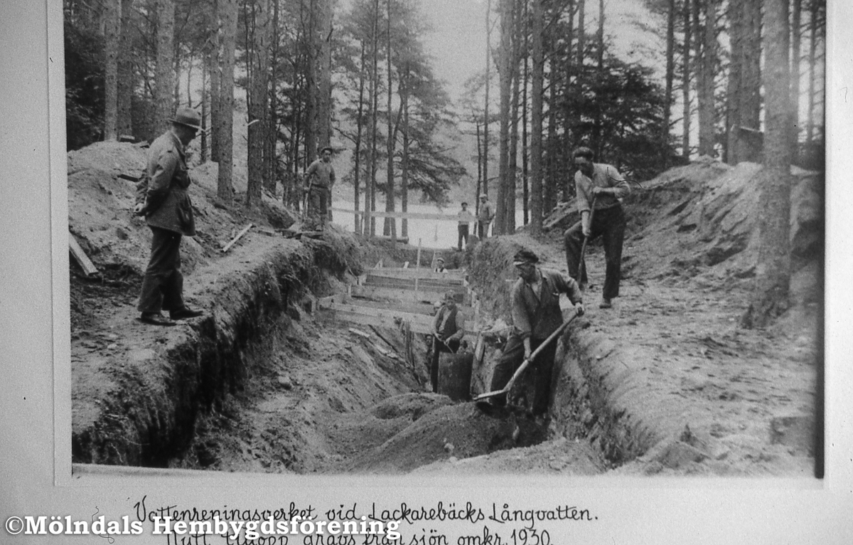 Lackarebäck i Mölndal på 1930-talet. Ny tilloppsledning till vattenverket grävs från Norra Långevattnet.