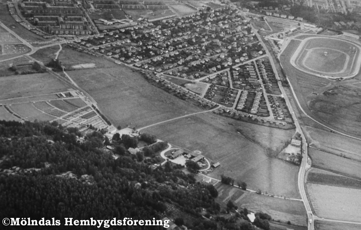 Fässberg och Solängen i Mölndal på 1960-talet. Flygfoto med Prästgården i förgrunden mot Solängen. Västra Solängen byggdes på 1950- och 1960-talen.