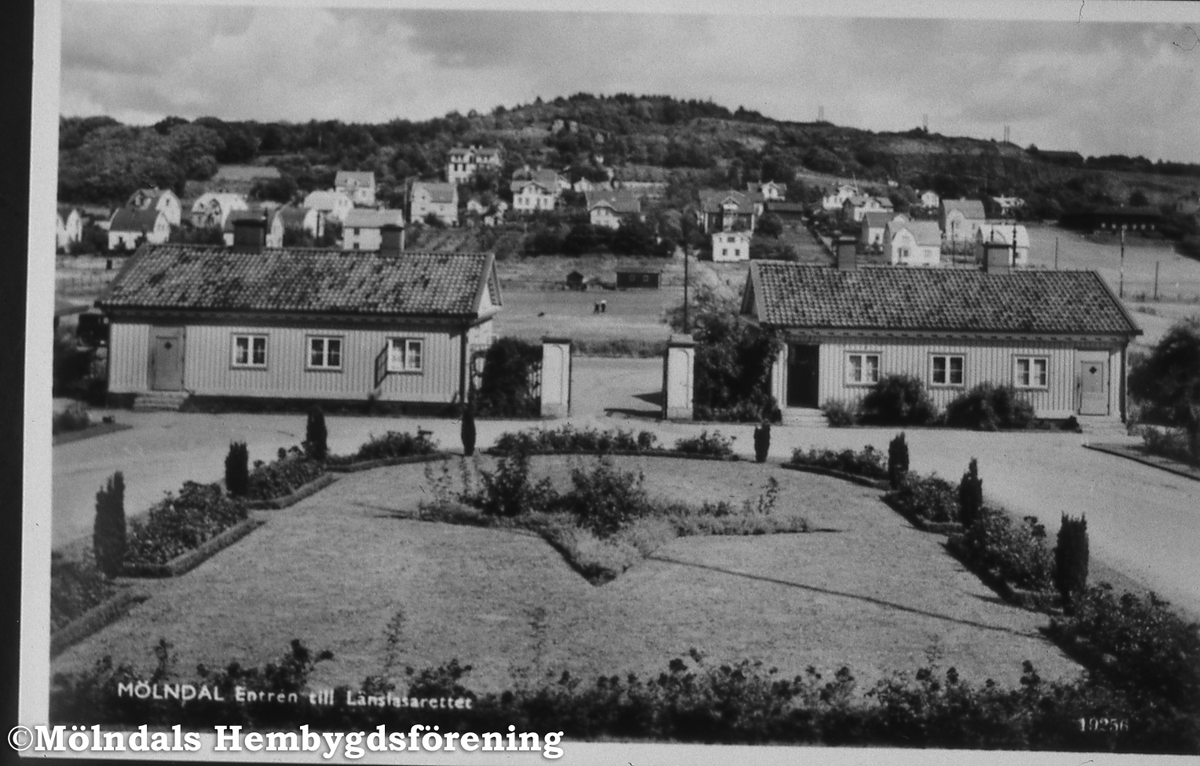 Vy från Bosgården mot Trädgården i Mölndal på 1920-talet. Vaktmästarbostäderna inifrån sjukhuset.