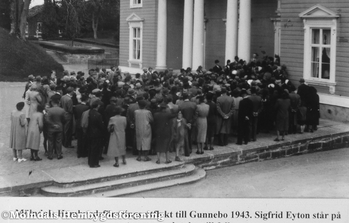 Hembygdsföreningen besöker Gunnebo i Mölndal, år 1943. Sigfrid Eyton talar på trappan till Gunnebo slott.