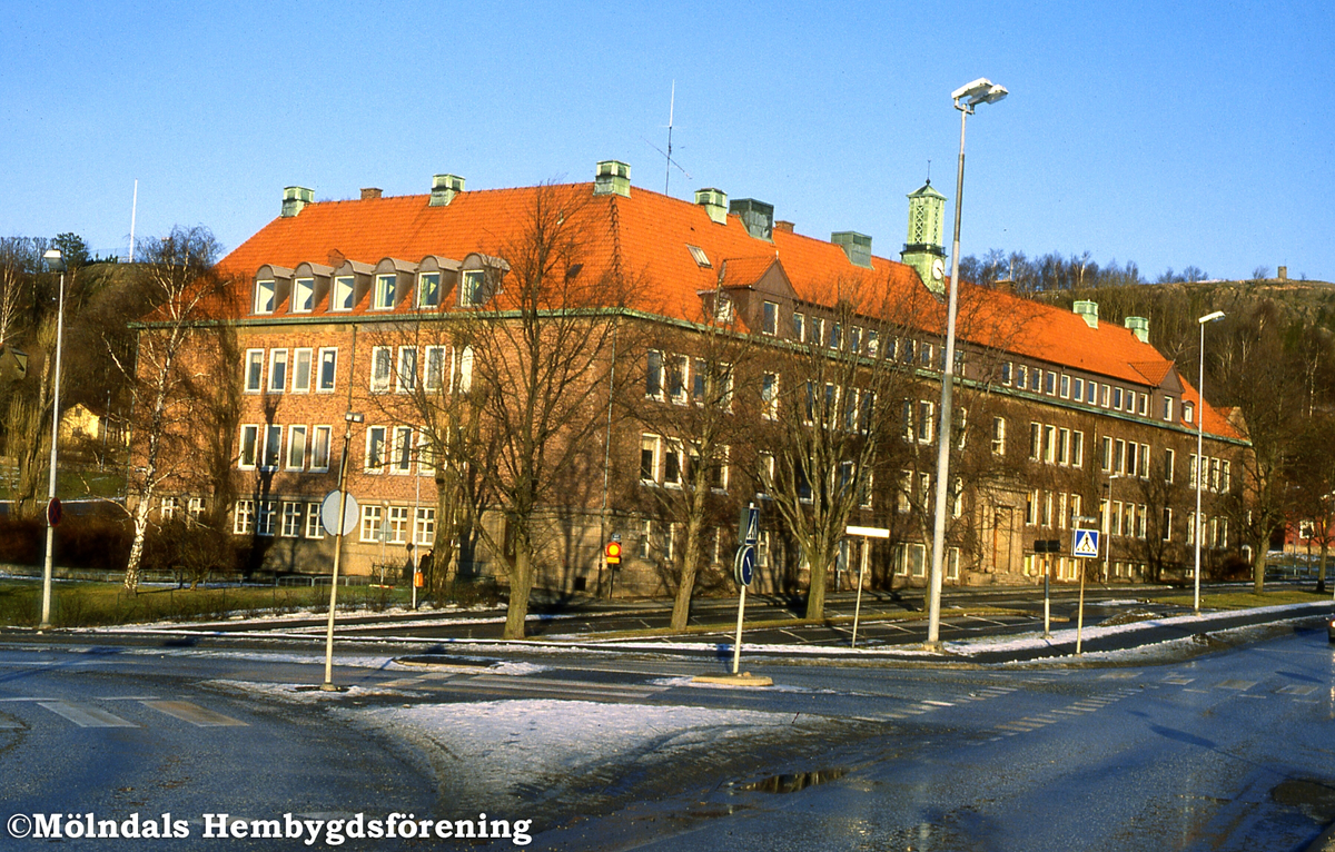 Kvarnbyskolan i Trädgården, Mölndal, år 1987. Vy från vägkorsningen Kvarnbygatan-Järnvägsgatan. Obs! Vildvinet efter väggen, har tagits bort.