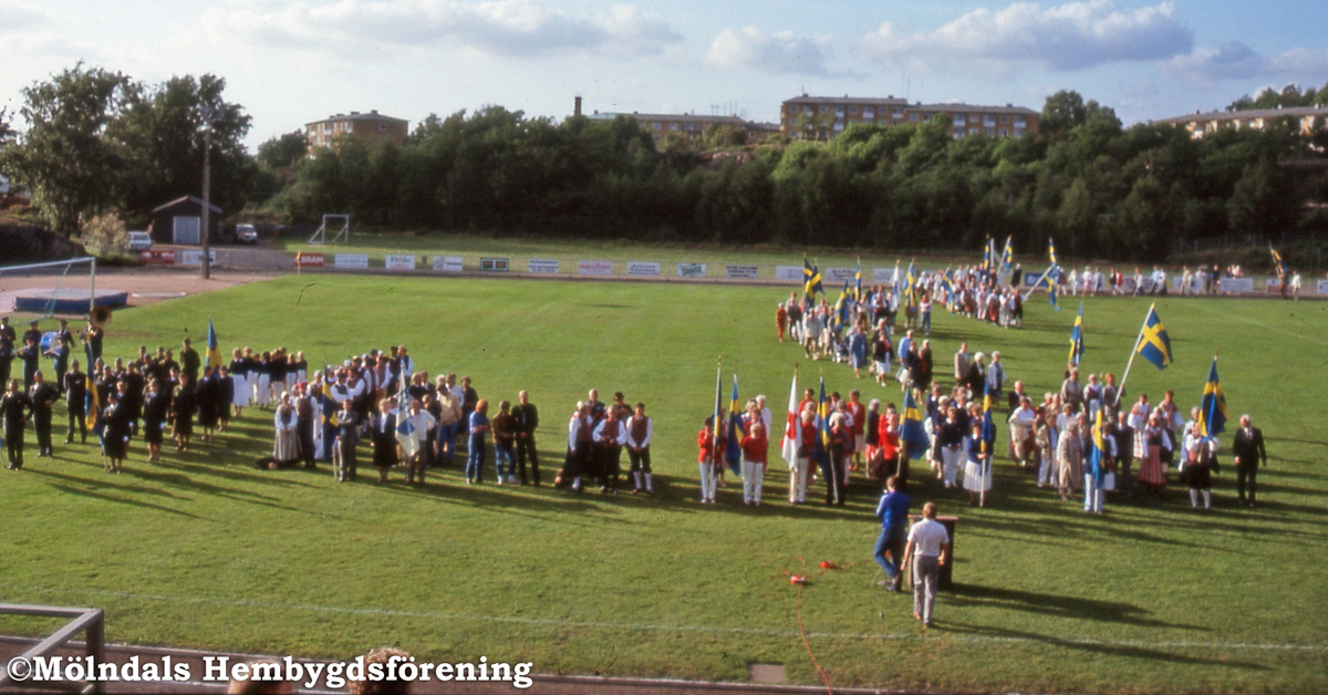 Nationaldagsfirande i Trädgården, Mölndal, den 6/6 1985. Inmarsch för tåget till Kvarnbyvallen. Svenska flaggans dag firades 1916-1982. Från 1983 firas nationaldagen.