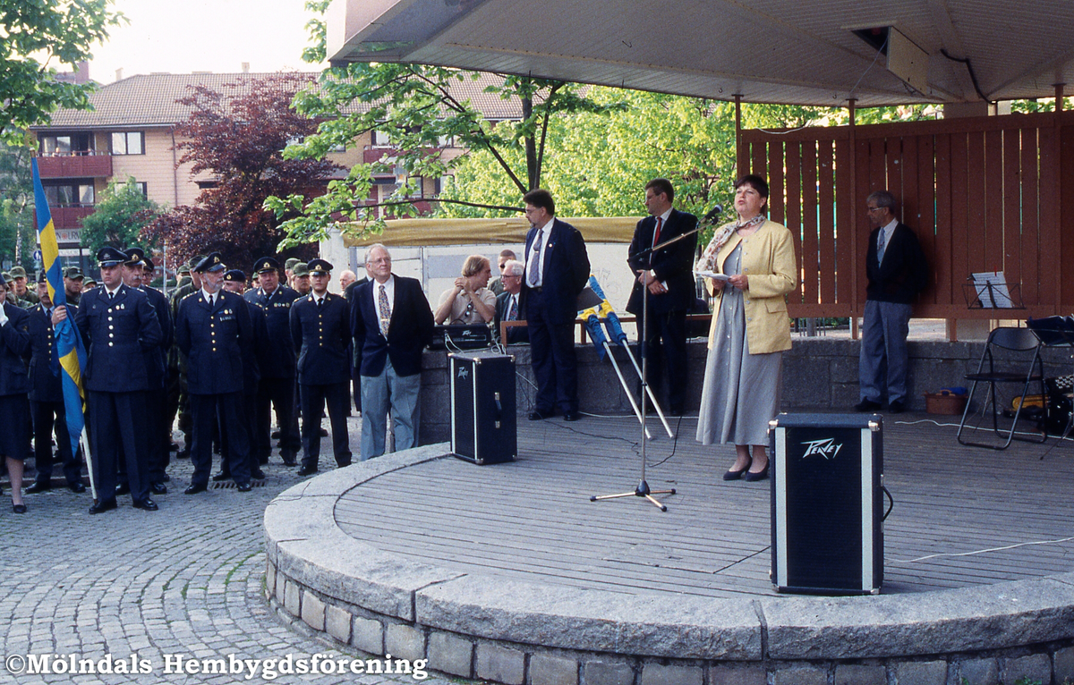 Nationaldagsfirande på Mölndals Torg den 6 juni 1996. Annika Bjerrhede högtidstalar.