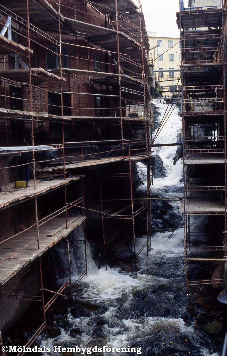 Fasaden på ett av SOAB:s hus vid forsen renoveras. Mölndal i juli 1996. Kv 27:24.