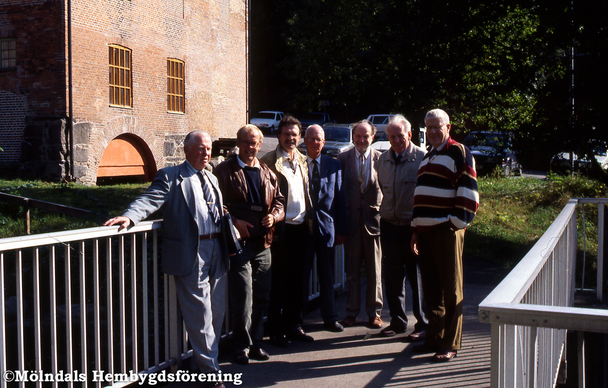 Mölndals Kvarnby i september 1996. Ådikningsföretaget har hållit sitt sista sammanträde och skall äta lunch på Kråkans restaurant. Från vänster Gunnar Tallstedt, kassör, Olle Ljungberg, Göteborgs VA-verk, Andres Kutti, Mölndals gatukontor, Bengt-Olof Nelson, Roland Johansson, revisor, Sven Olof Olsson, ordförande och Kaj Johansson, kommunens representant.