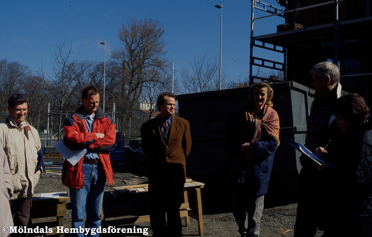 Presskonferens vid Papyrusvillorna, Privatvägen 7-9, i Forsåker, Mölndal, den 30 april 1997. Från vänster Jan Erlandsson, planeringskontoret, Mats Hansson, ägare Sisjö Bygg, Eva Andersson, chef Samfast och Kaj Johansson, ordförande kommunfullmäktige.