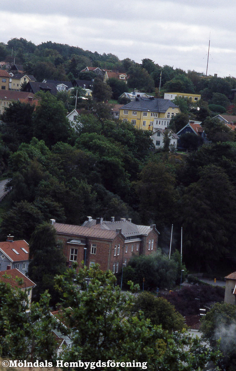 Vy från Störtfjället mot bebyggelse i Mölndals Kvarnby i september 1998. I bildens nedre del ses gamla polisstationen som vid tiden för fotografiet inrymde Mölndals museum. I bildens övre del ses Ryetskolan.