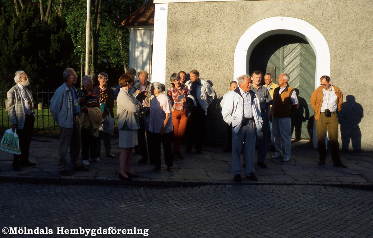 Hembygdsförening på utflykt till Kungälv den 20 maj 1999. Utanför kyrkan.