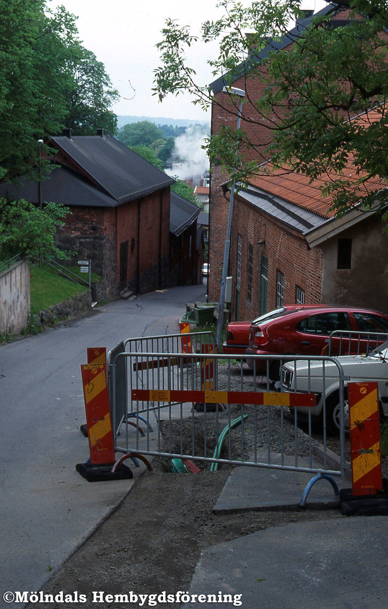Bredband läggs ner i Götaforsliden i Mölndals Kvarnby, år 2001. Till höger ses Stora och Lilla Götafors. Till vänster hembygdsmuseerna på nr 14.