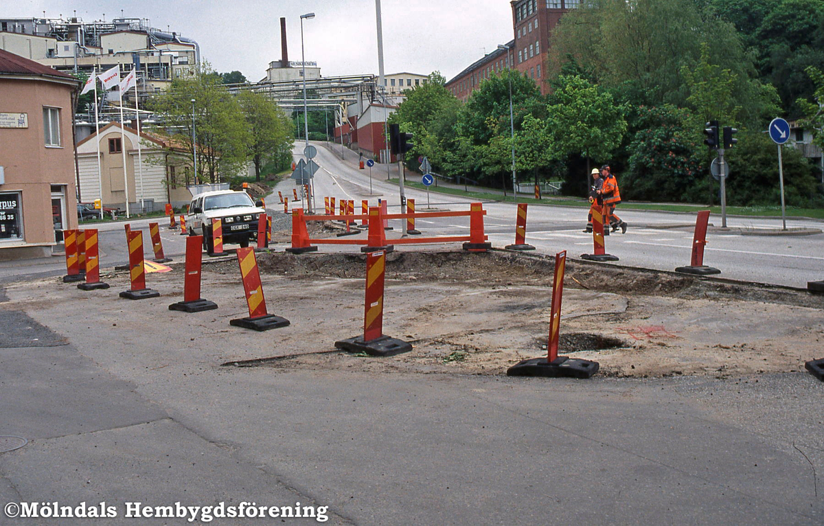 Vägarbete på Gamla torget i Mölndals Kvarnby som byggs om år 2001.  Vy mot öster.