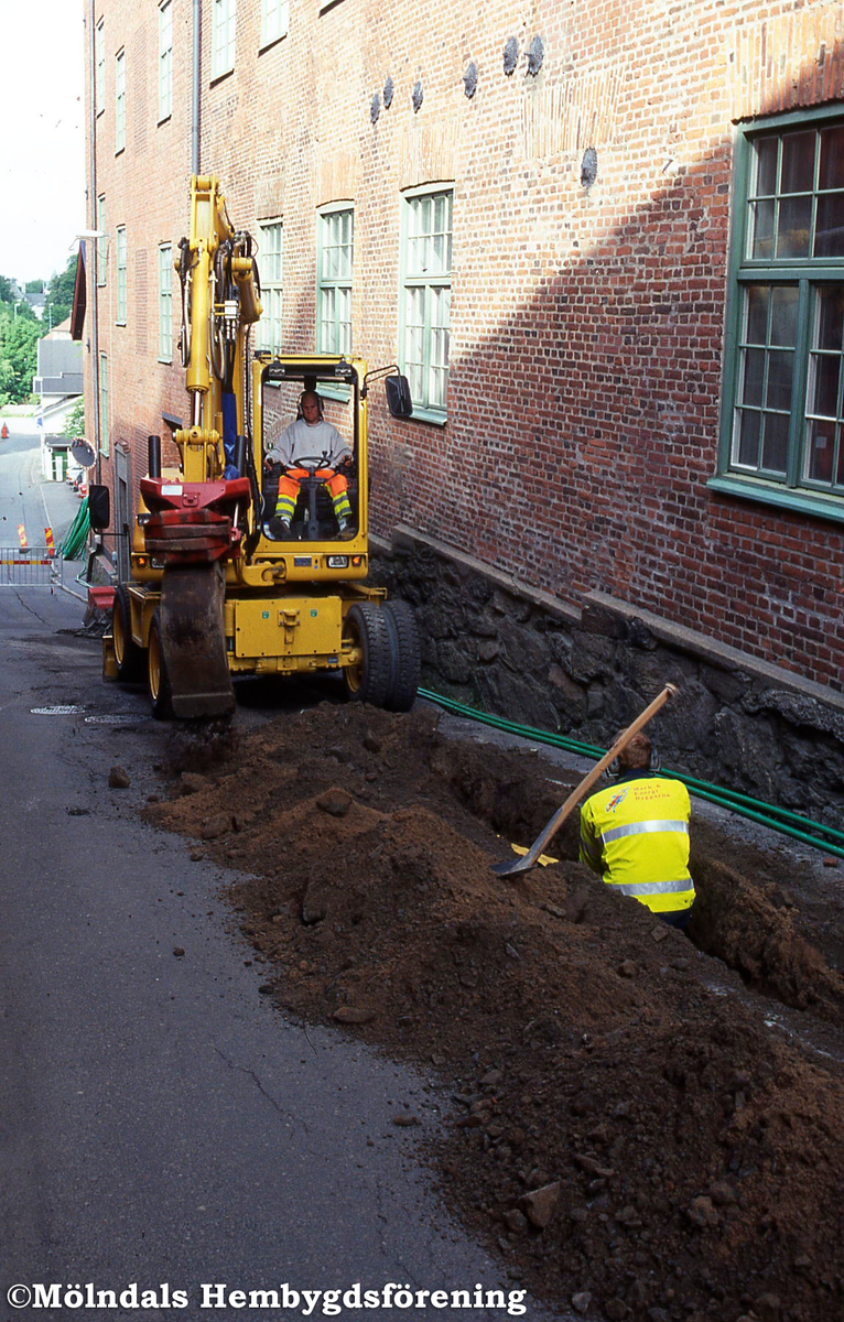 Bredband läggs ner i Götaforsliden i Mölndals Kvarnby, år 2001. Här längs med fasaden till Stora Götafors.