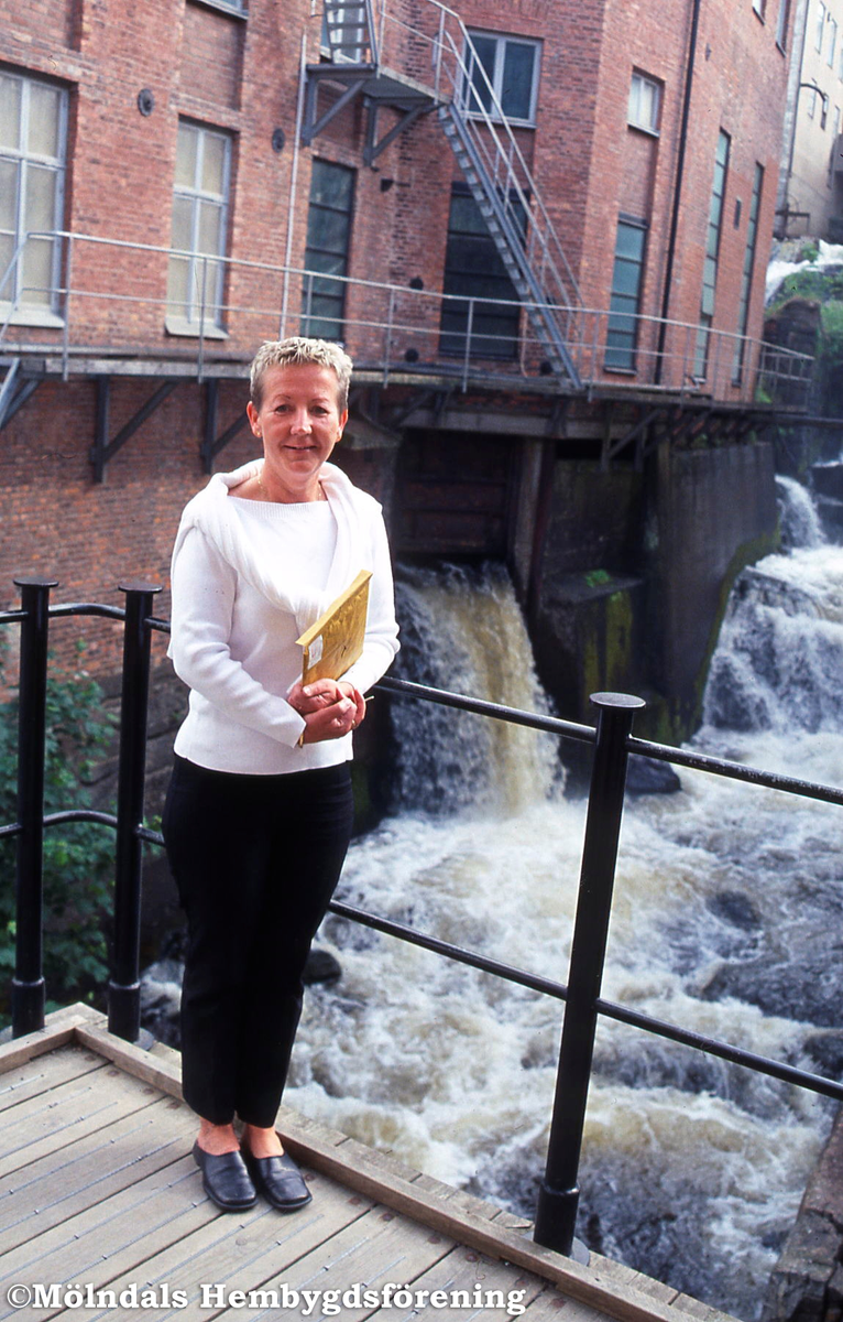 Pia Persson, Mölndals museum, fotograferad på bron vid fallet i Mölndals Kvarnby, år 2001.