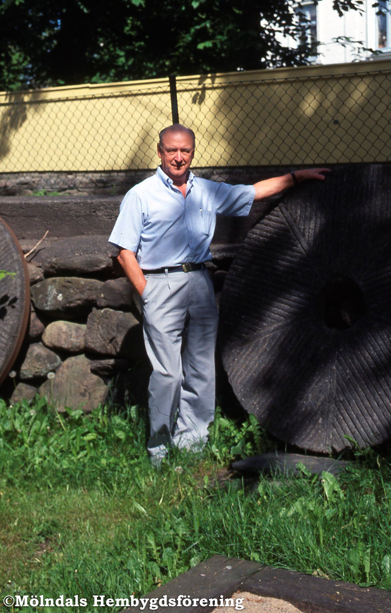 Dennis Funke vid en kvarnsten i Kvarnbyparken i Mölndals Kvarnby, år 2001.