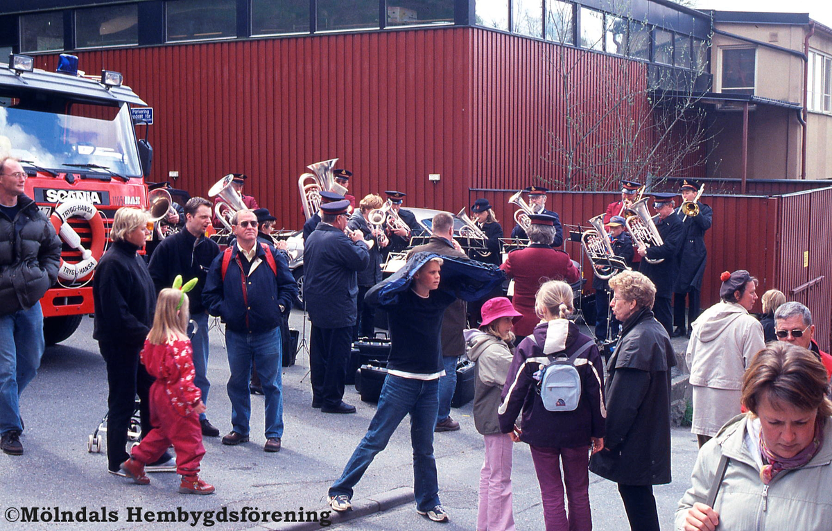 Götaforsliden i Mölndals Kvarnby under Kvarnbydagen den 28 april 2002. Frälsningsarmén spelar på Allan Anderssons parkeringsplats vid Götaforsliden 10.
