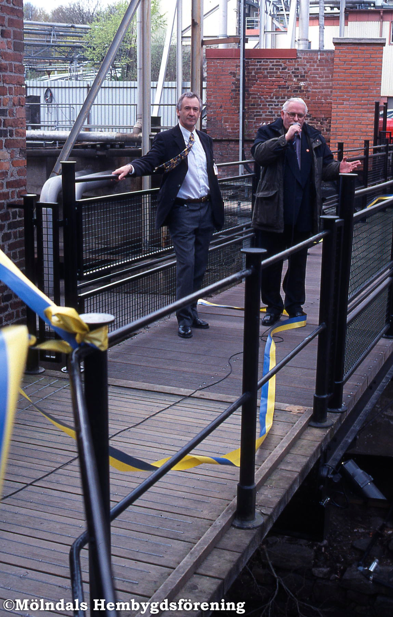 Bron vid Stora Götafors i Mölndals Kvarnby invigs under Kvarnbydagen den 28 april 2002. Bengt Odlöw inviger bron. Till vänster om honom står Eastmans platschef.