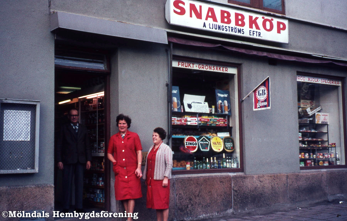 Två kvinnor och en man utanför snabbköpet på Kvarnbygatan 43 vid Gamla torget i Mölndal, 1970-tal. Kv 45:3.