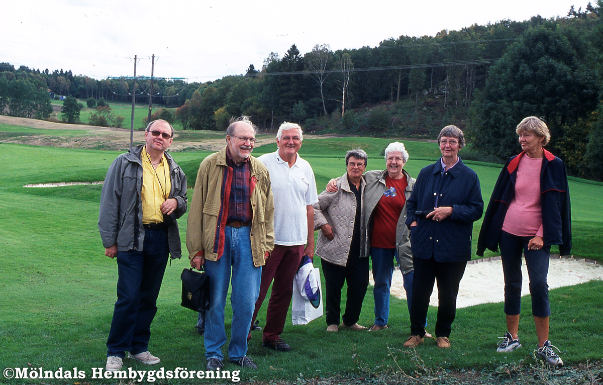 Hembygdsföreningen är på vandring i Kärra - Alvered - Balltorp, den 20 september 2003. Här i Östra Balltorp. Från vänster Leif Jenemalm, Roland Johansson, Bernt Andersson (?), Vivi Saltberg, Gunvor Glännestrand och Maj-Britt Andersson.