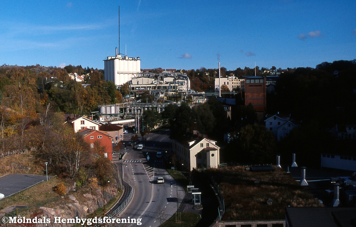 Bebyggelse vid Gamla torget och längs Kvarnbygatan i Mölndal, år 2003.