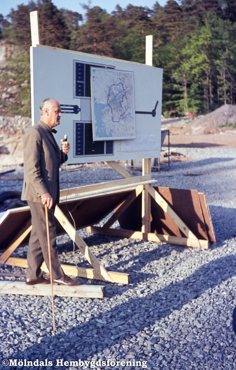 VA-chefen i Göteborg, Erik Rindegård, berättar för Hembygdsföreningen om det blivande vattenverket i Lackarebäck, Mölndal, år 1965.