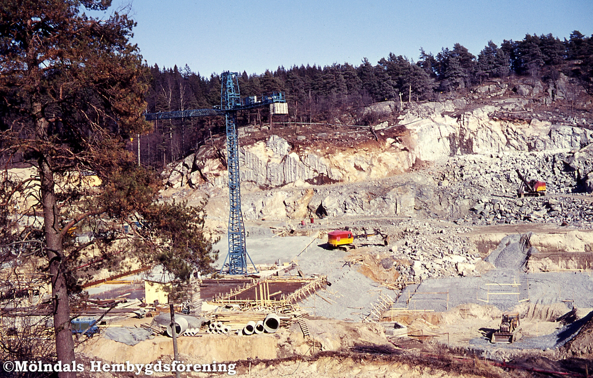 Göteborgs vattenverk vid Bäckravinsgatan 5 i Lackarebäck, Mölndal, börjar byggas, år 1965. K 1:6.