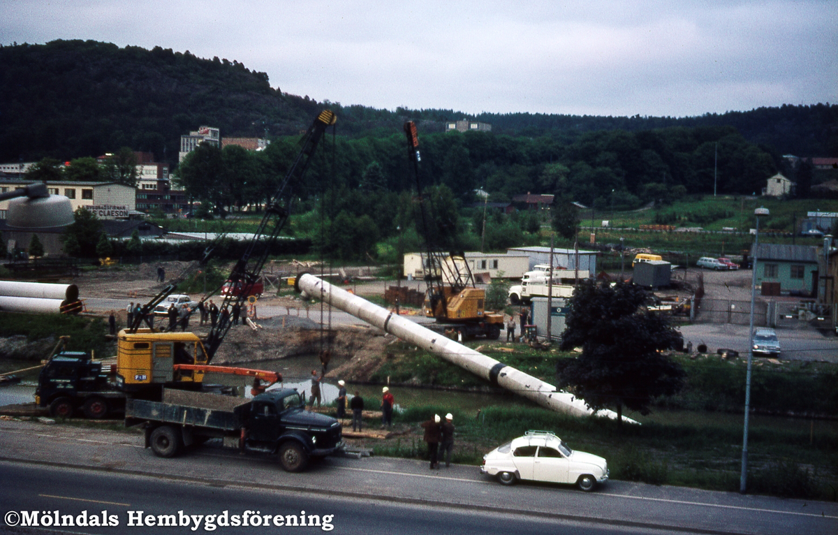 Vattenledning läggs i ån i Lackarebäck, Mölndal, år 1965. K 1:17.