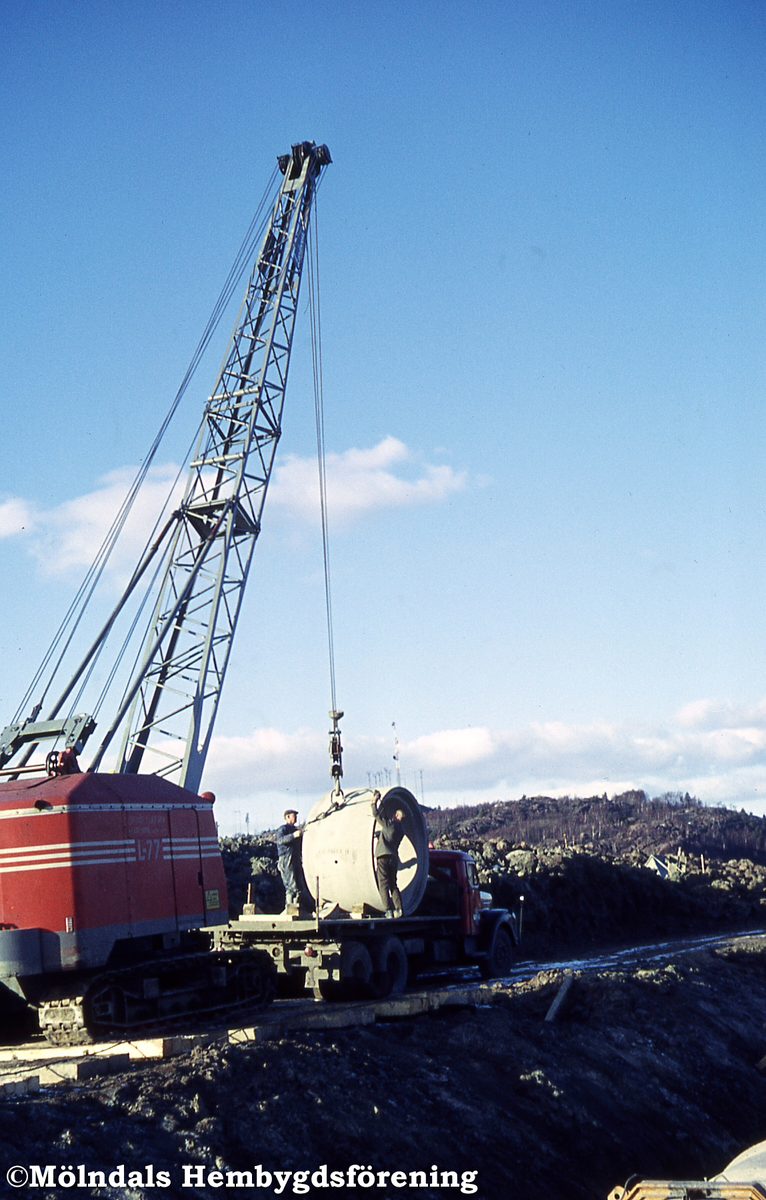Prästabäcken i Mölndal kulverteras, år 1965. Dimension på rören: 140 cm. K 1:24.