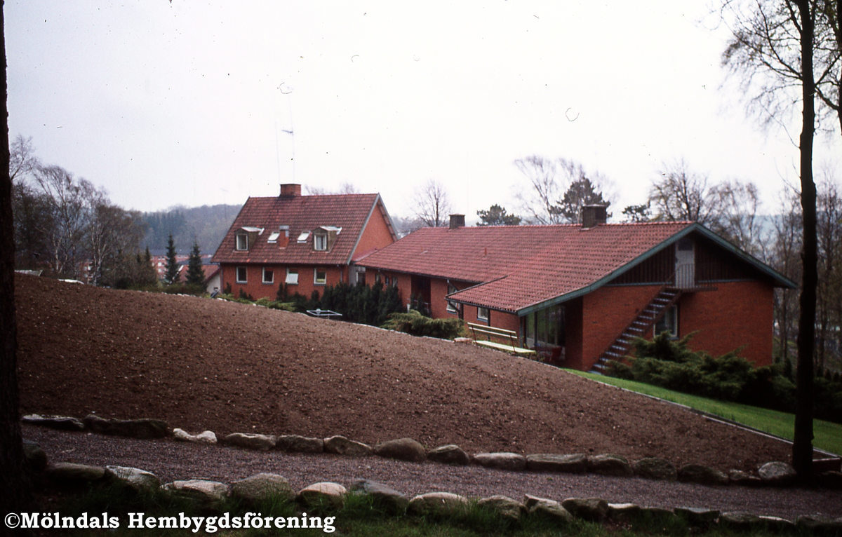 Exteriör av äldreboendet Brattåshemmet i Kållered. Året är 1973.