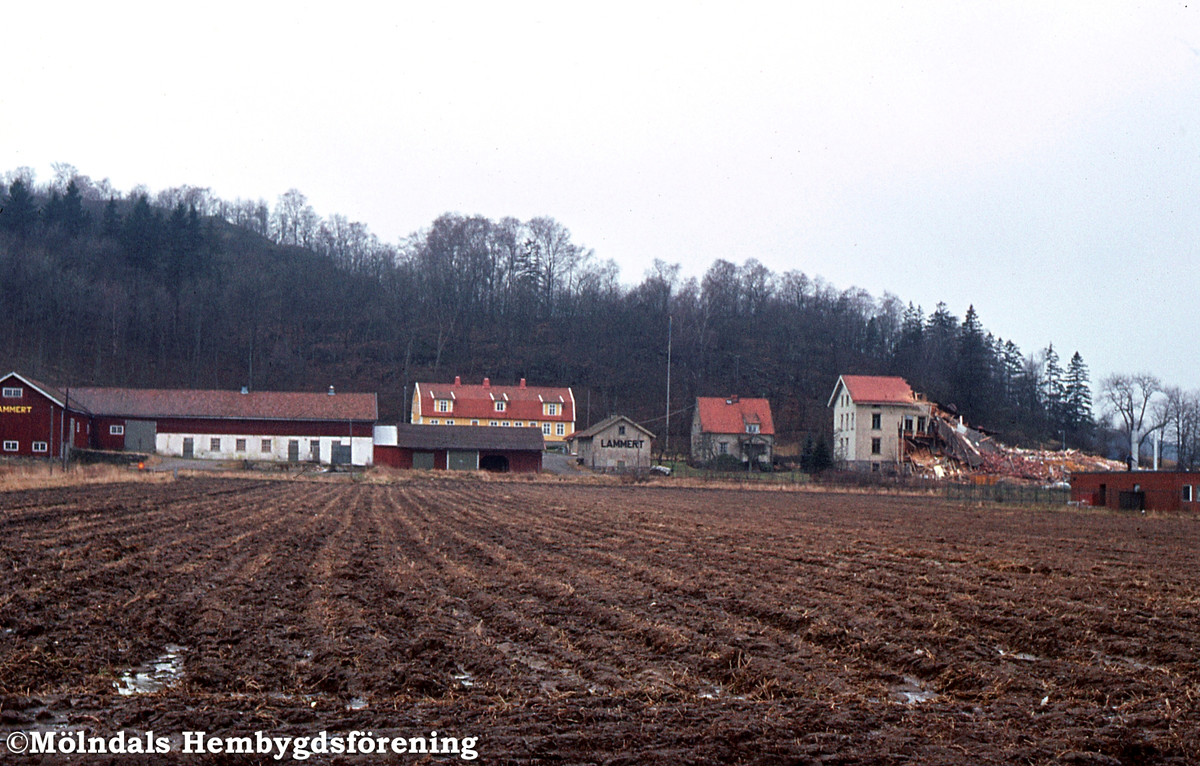 Kärra Hökegård i Mölndal rivs efter återköp, år 1975. K 3:26. Kärra Hökegård var ålderdomshem mellan 1895 och 1951. Gården köptes av Leon Andréns Väskfabrik som nyttjade den tills den köptes tillbaka av kommunen och revs.
