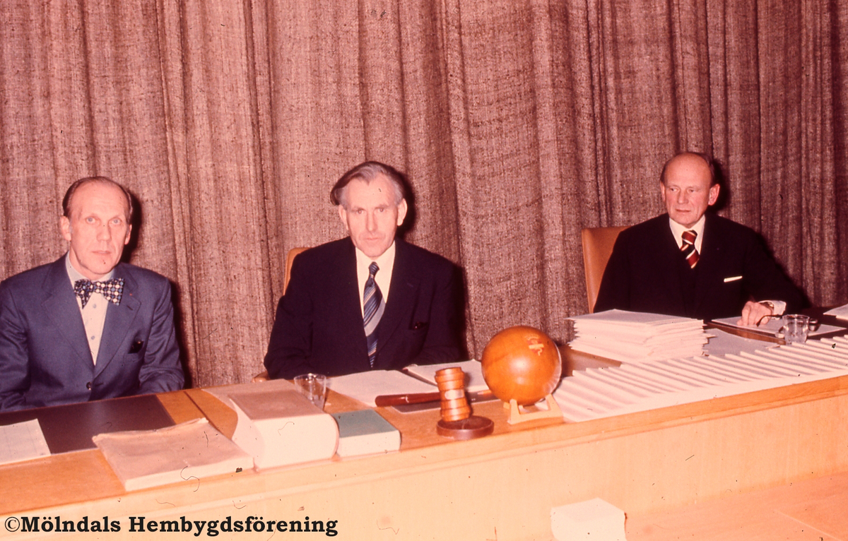 Presidiet sista kommunfullmäktige i Mölndals stadshus 1976. Från vänster Sven Olsson, vice ordförande, Sven Olof Olsson, ordförande, och sekreterare Karl-Eric Bergqvist.