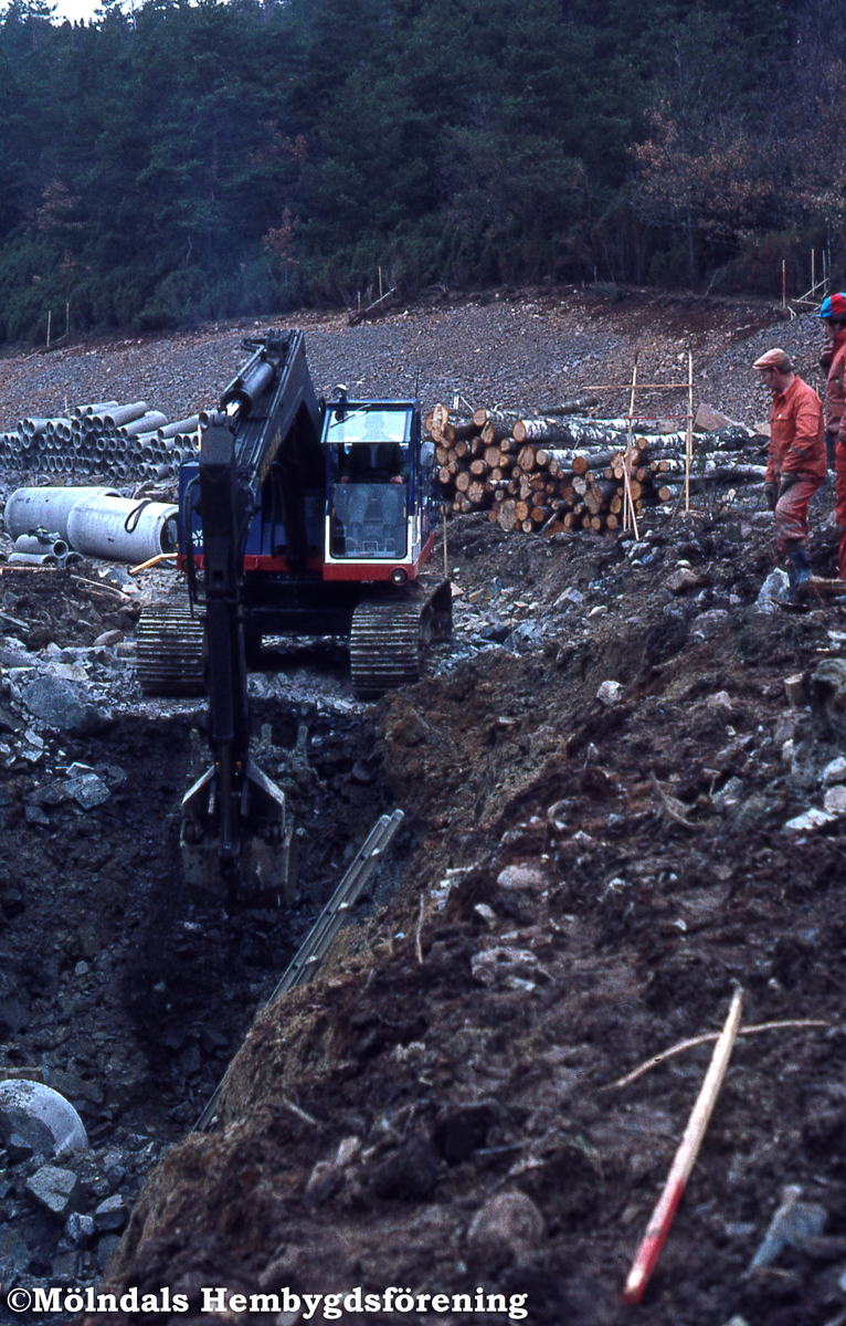 Avloppsledningar läggs i bostadsområdet Östra Balltorp i Kärra, Mölndal, 1979-1980.