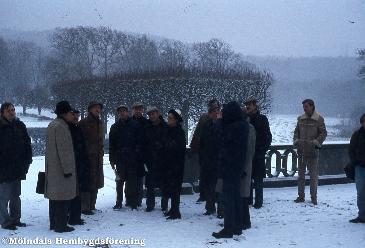 Gunnebo i Mölndal, oktober 1983. Riksantikvarien besöker Kvarnbyn och Gunnebo. Från vänster länsantikvarie Hans Andersson, avdelningsdirektör Åke Nisbeth, Kulturnämndens vice ordförande Gösta Tholinsson, riksantikvarie Pålsson, avdelningschef Leif Dolff fastighetskontoret, kommunalråden Gunnar Trenning och Thor Mattisson samt Kulturnämndens ordförande Anna-Greta Emitslöf.