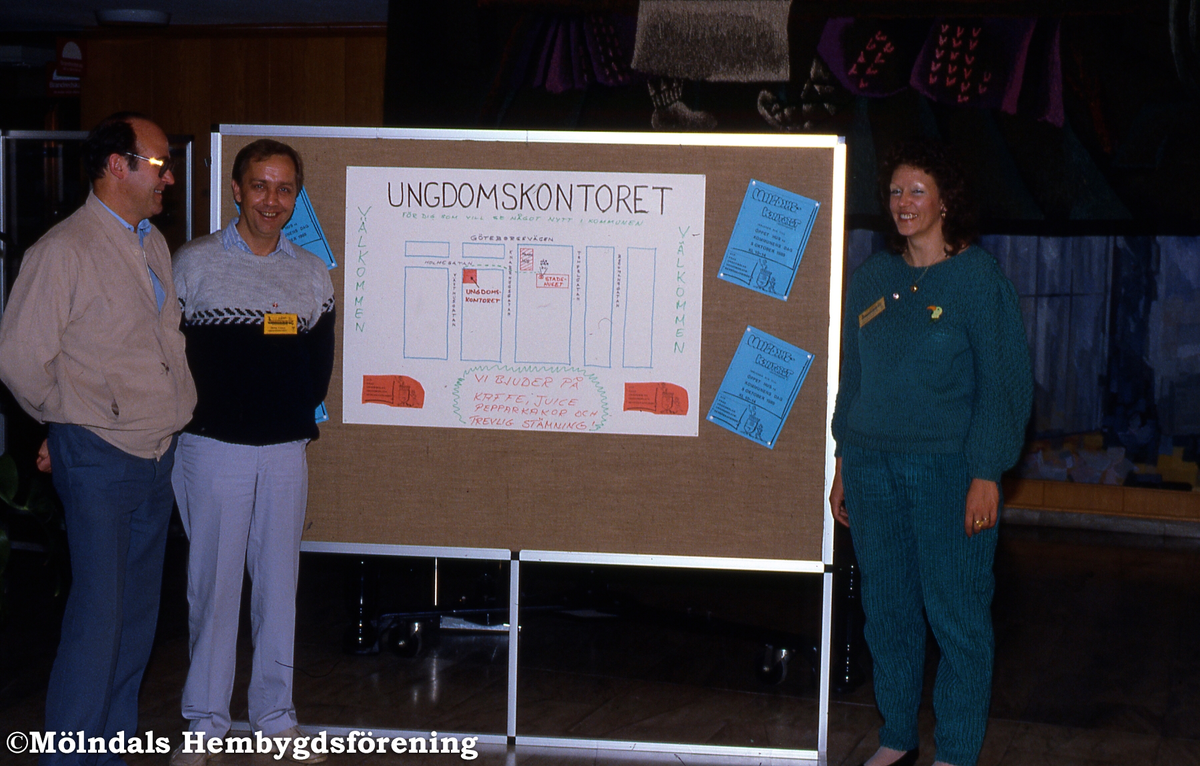 Kommundag i Mölndal, år 1985. Skolkontoret ställer ut i stadshuset. Från vänster skoldirektör Ingemar Ekström, Sören Finne och Ann-Britt Nilsson.