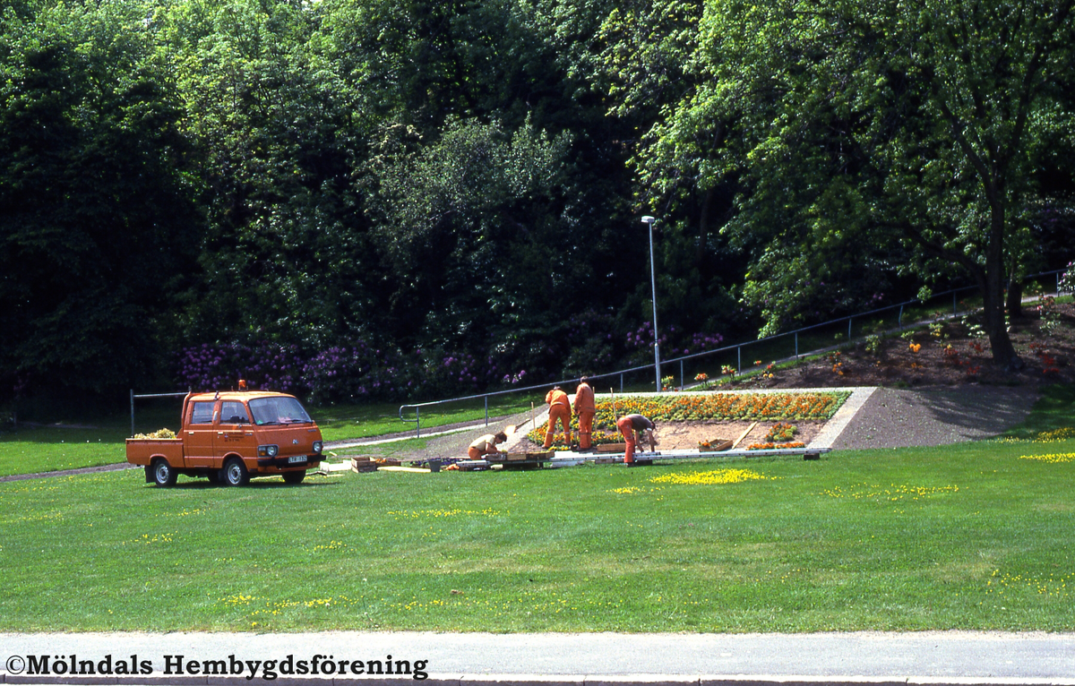 HSBs plantering nedanför Fässbergs kyrka i Mölndal, år 1986. Vy från Häradsgatan.