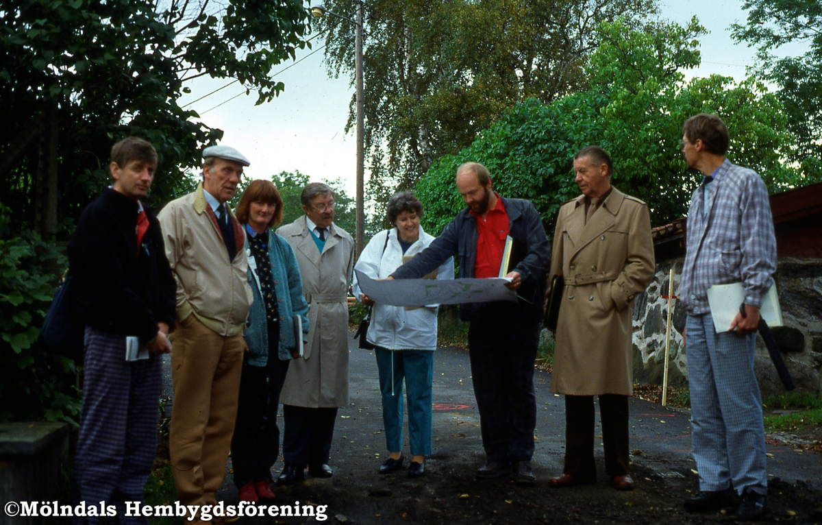 Gata i Mölndals Kvarnby den 25 september 1987. "Kvarnbygruppen" ser på gator och parker i Kvarnbyn. Från vänster: okänd, Sven Olsson, Mari-Louise Olsson, Gösta Tholinsson, May Keidser, Stadsträdgårdsmästare Leif-Henrik Andersson, Hembygdsföreningens ordförande Berthold Wiklund samt Göran Lundahl.