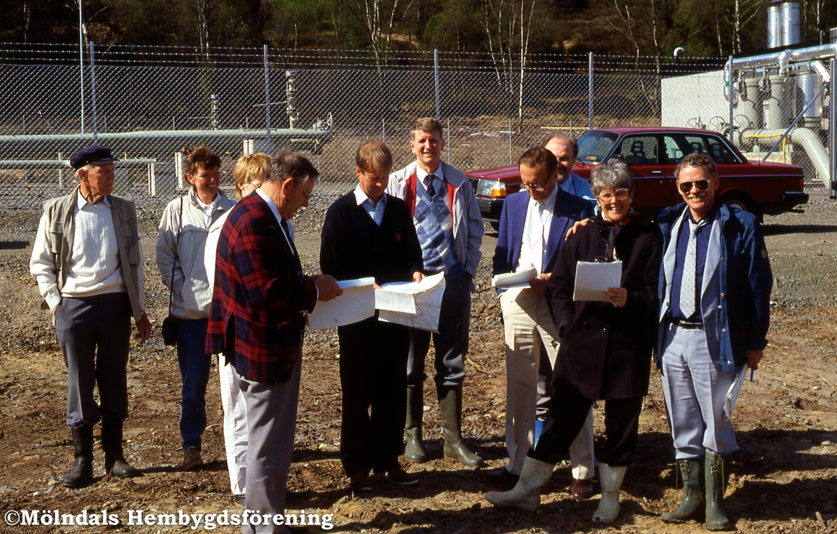 Gunnebo i Mölndal, år 1987. Gasbolaget planerade en gasledning till Vänersborg-Trollhättanområdet. Den skulle gå över Gunnebos ägor. Naturskyddsföreningen protesterade och ville ha syn med kommunen och gasbolaget. Längst till vänster Nils Rasmusson, Naturvårdsföreningen. Det blev ingen gasledning.