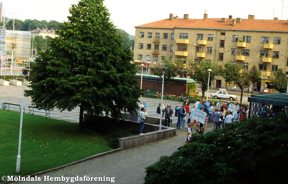 Demonstration vid Stadshusplan i Mölndal, år 1988. I bakgrunden ses hus vid Tempelgatan. K 7:18.
