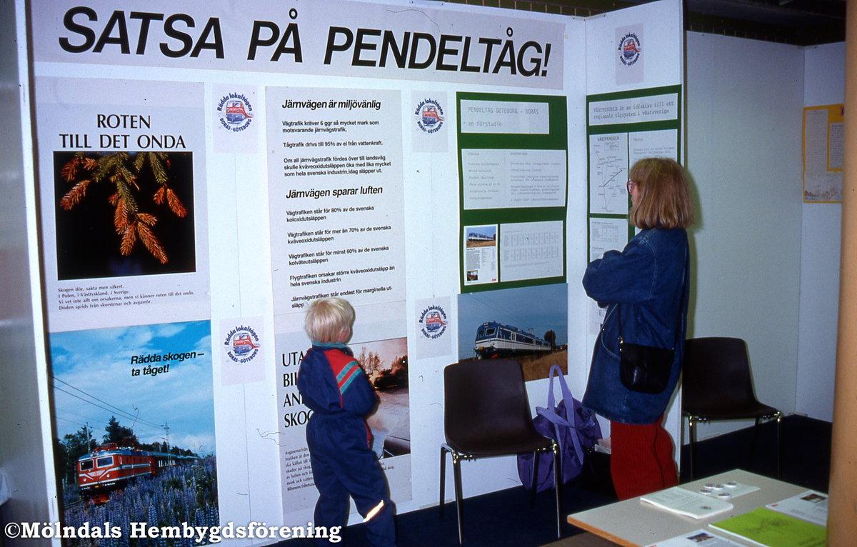 Miljöutställning på Ekenskolan i Kållered, som pågick 3/11 - 6/11 1988. Satsa på pendeltåg.