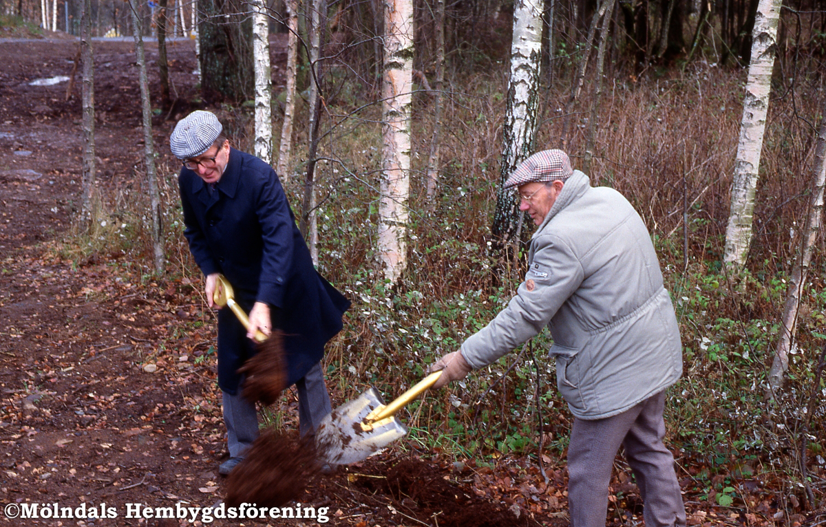 Melker Strand och John Adolfsson tar första spadtaget till kvarteret Grönriskan i Östra Balltorp. Mölndal, den 1 november 1988.