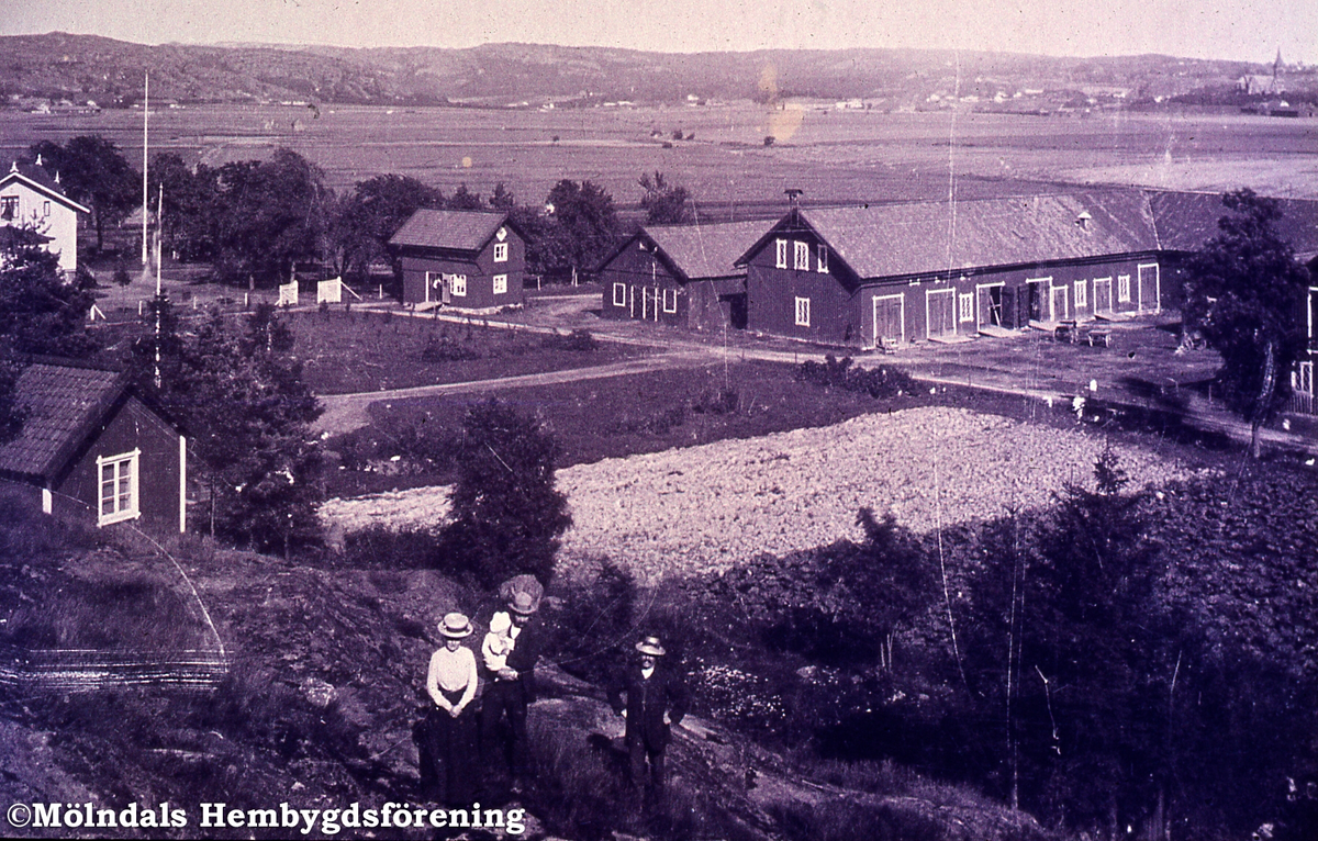 Prästgården i Fässberg, Mölndal, i början av 1900-talet. En vy från Prästgården mot kyrkan. Familjen Wallmark med sonen Folke i bildens nederkant.