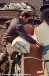 Ragnar Andersson, Prästgården, häller i såmaskinen på Kronogården i Balltorp, Mölndal, år 1964.
