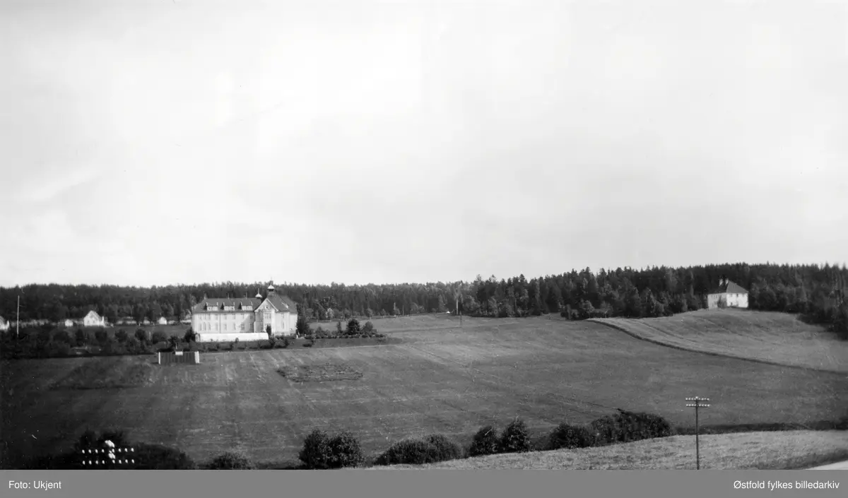 Oversiktsbilde med Veum asyl/ psykiatriske sykehus eksteriør i bakgrunnen.