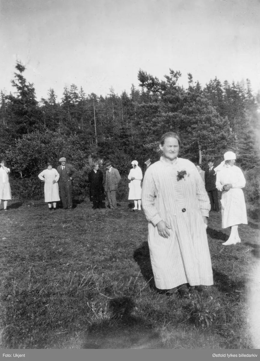Ansatte og andre ukjente (ant. pasienter) ved Veum asyl/ psykiatrisk sykehus, utendørs i hageanlegg.