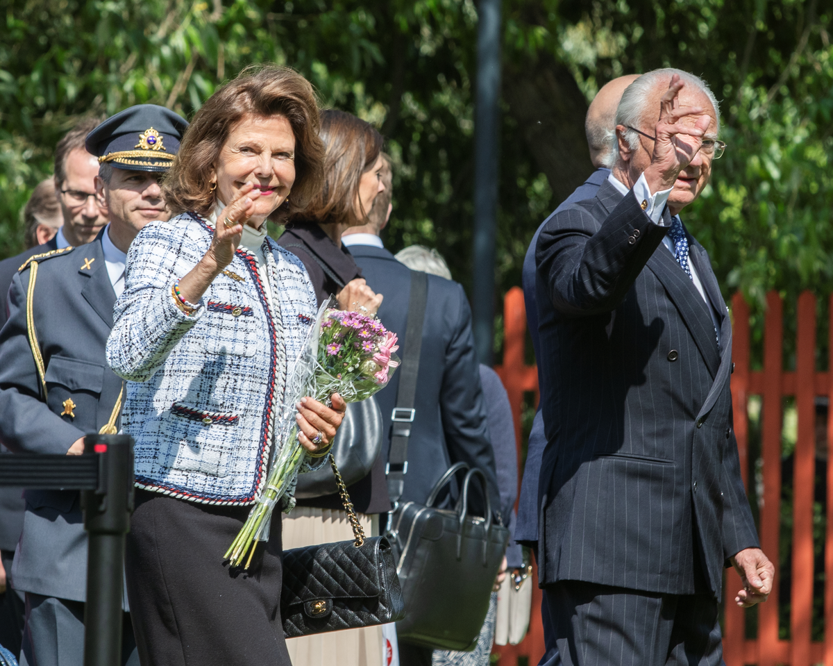 Den 25 maj år 2023 besökte kungaparet Linköping. Detta för att fira H.M. Konungens 50 år på tronen och att det har gått 500 år sedan Gustav Vasa valdes till kung. Under eftermiddagen visades en fotoutställning på staketet till slottsträdgården för allmänheten. Här vinkar kung Cal XVI och Silvia till nyfikna besökare vid utställningen.