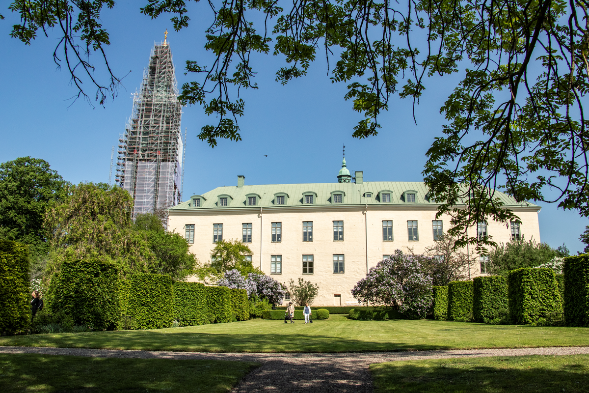 Den 25 maj år 2023 besökte kungaparet Linköping. Detta för att fira H.M. Konungens 50 år på tronen och att det har gått 500 år sedan Gustav Vasa valdes till kung. Under kungabesöket hölls slottsträdgården vid Linköpings slott öppen för allmänheten. Här ser man slottsträdgården, Linköpings slott samt domkyrkan.