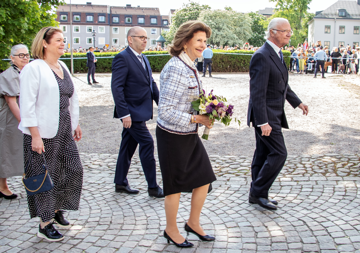 Den 25 maj besöker kungaparet Linköping. Detta för att fira H.M. Konungens 50 år på tronen och att det har gått 500 år sedan Gustav Vasa valdes till kung. Landshövding Carl Fredrik Graf med fru Anette Graf möter upp när kungaparet anländer till Linköpings slott.