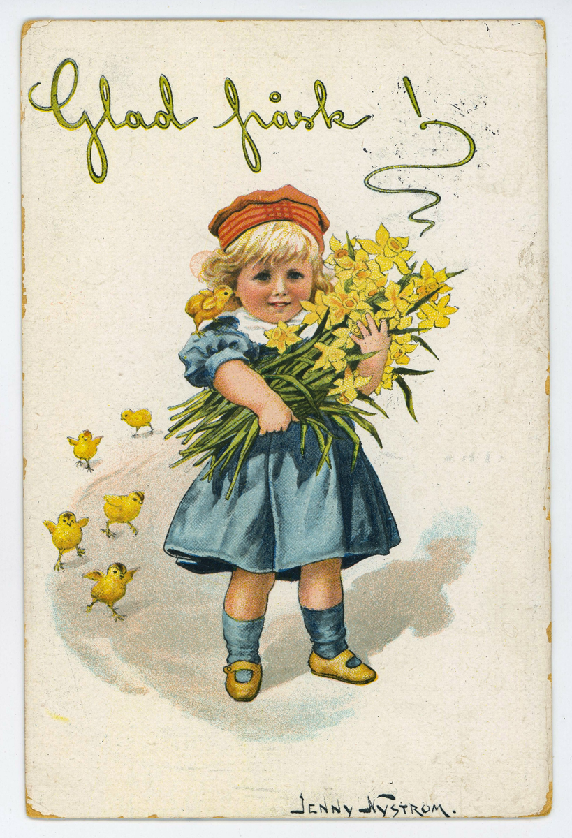 Påskkort med motiv av en liten flicka som håller i ett stort fång av påskliljor. Till vänster om henne finns fem gula kycklingar. Ovanför henne finns texten "Glad Påsk!". Nedanför finns illustratörens signatur, Jenny Nyström. Jenny Nyström (1854- 1946) var en känd, svensk konstnär och illustratör. 

På baksidan finns ett grönt 5- öres frimärke Kung Gustaf V i oval. Kortet är poststämplat den 21/3 men årtalet är oläsligt.