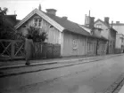 Utmed en Linköpingsgatan vars miljö fullständigt utraderats sedan bildens tillkomst 1929. Repslagaregatans löp mellan Nygatan och Storgatan (över och förbi nuvarande Lilla torget) genomgick från mitten av seklet en total omgestaltning. I ett första skede revs bildens hus och lämnade en länge närmast outnyttjad yta. När tiden var mogen uppfördes Gyllen-varuhuset på platsen.