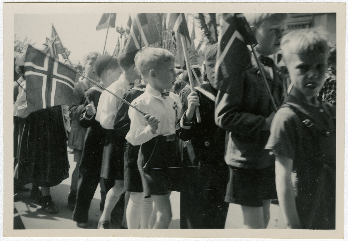 Foto av forfatter Tor Åge Bringsværd i 17. mai tog (nr. 4 fra høyre). 

Foto fra 1947