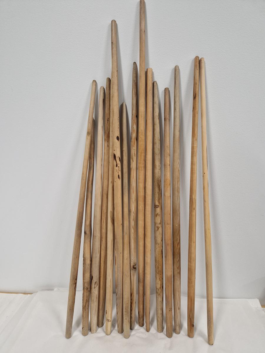 15 lange pinner som er dreid, 1 er knekt på tuppen, bundet sammen med et hamptau